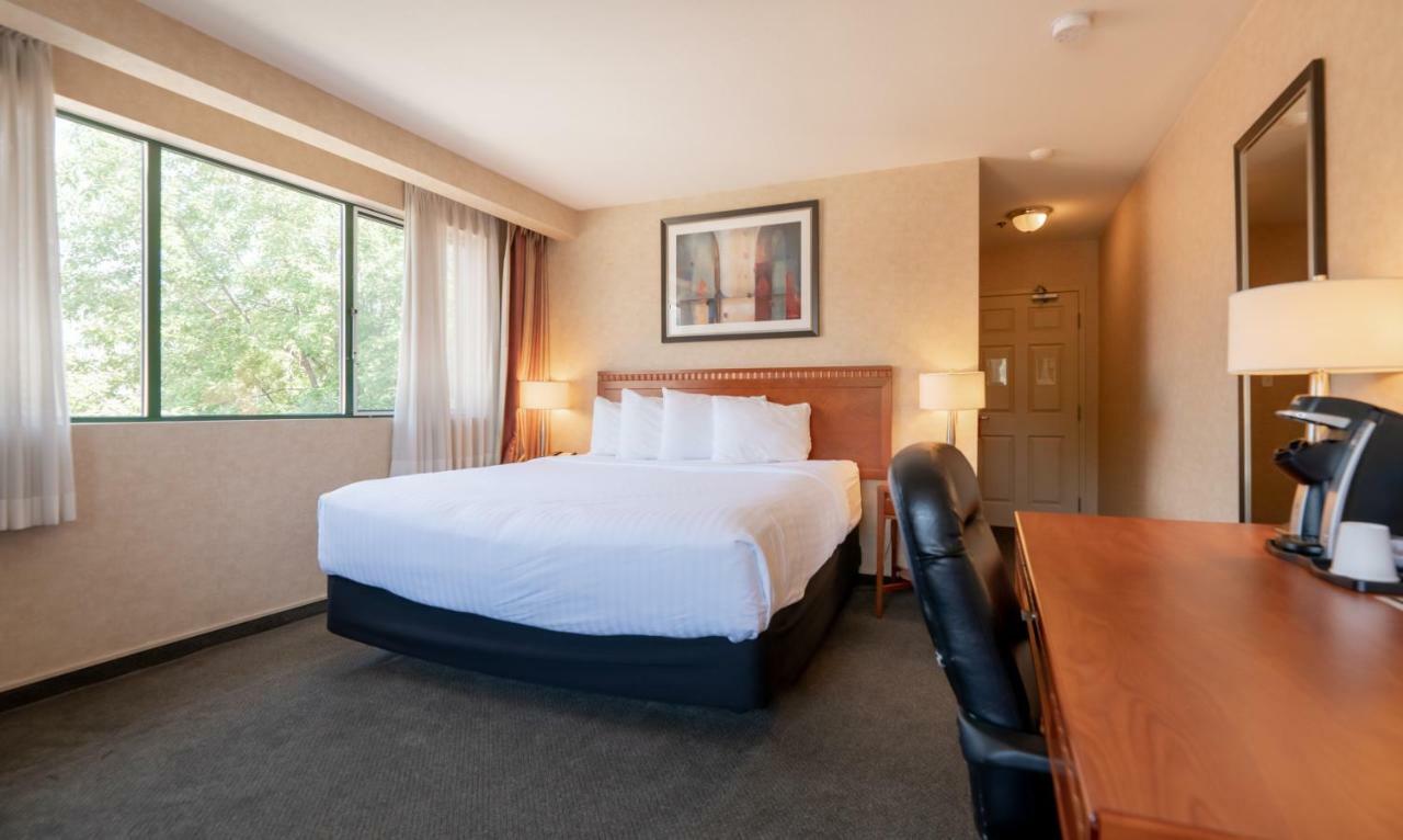 Hotel Kelowna & Conference Centre Eksteriør bilde